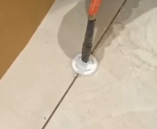 巧家瓷砖空鼓维修公司专业解答瓷砖在铺贴过程中，如果没有涂抹均匀到位的粘结材料（如水泥砂浆或瓷砖胶），可能会导致以下问题